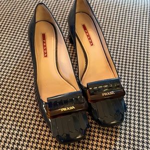 Prada Vernice shoe. Size 36.5. Navy with tortoise buckle